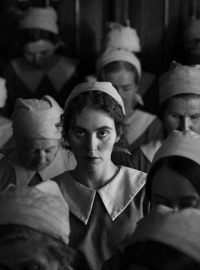 La Jeune femme à l’aiguille (Pigen med nålen) streaming